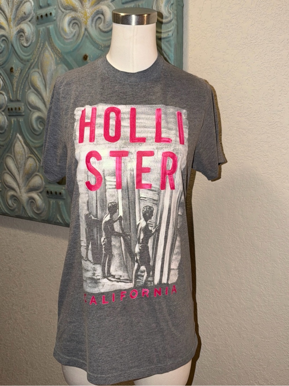 Hollister Gray Short Sleeve Tee with Pink Logo and Surf Graphic